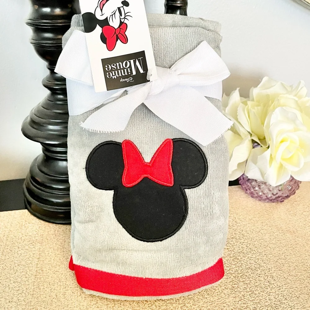 NWT Set of 2 MINNIE MOUSE Hand Towels